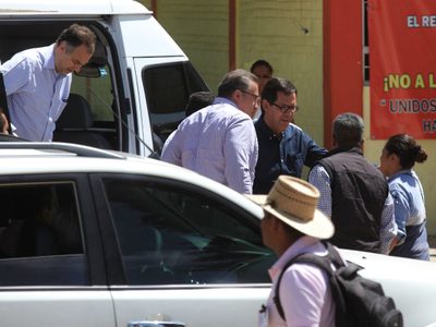 Con gritos de "¡asesinos!" y cartuchos percutidos, reciben a Campa en Nochixtlán