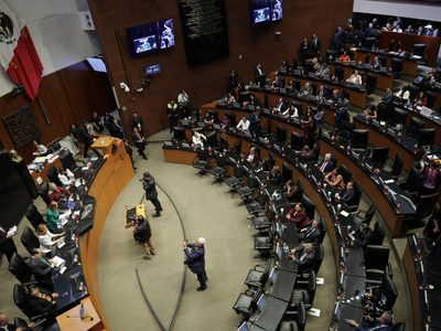 Miembros de la asociación Recap se manifiestan en el Senado contra toma de protesta de juzgadores