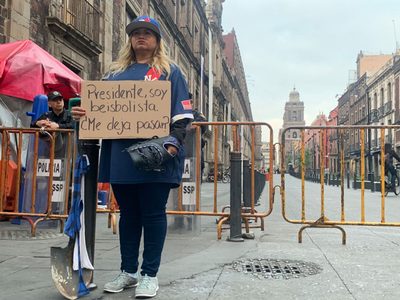 Madre buscadora busca encuentro con AMLO y se viste de beisbolista: "a ver si así nos recibe"