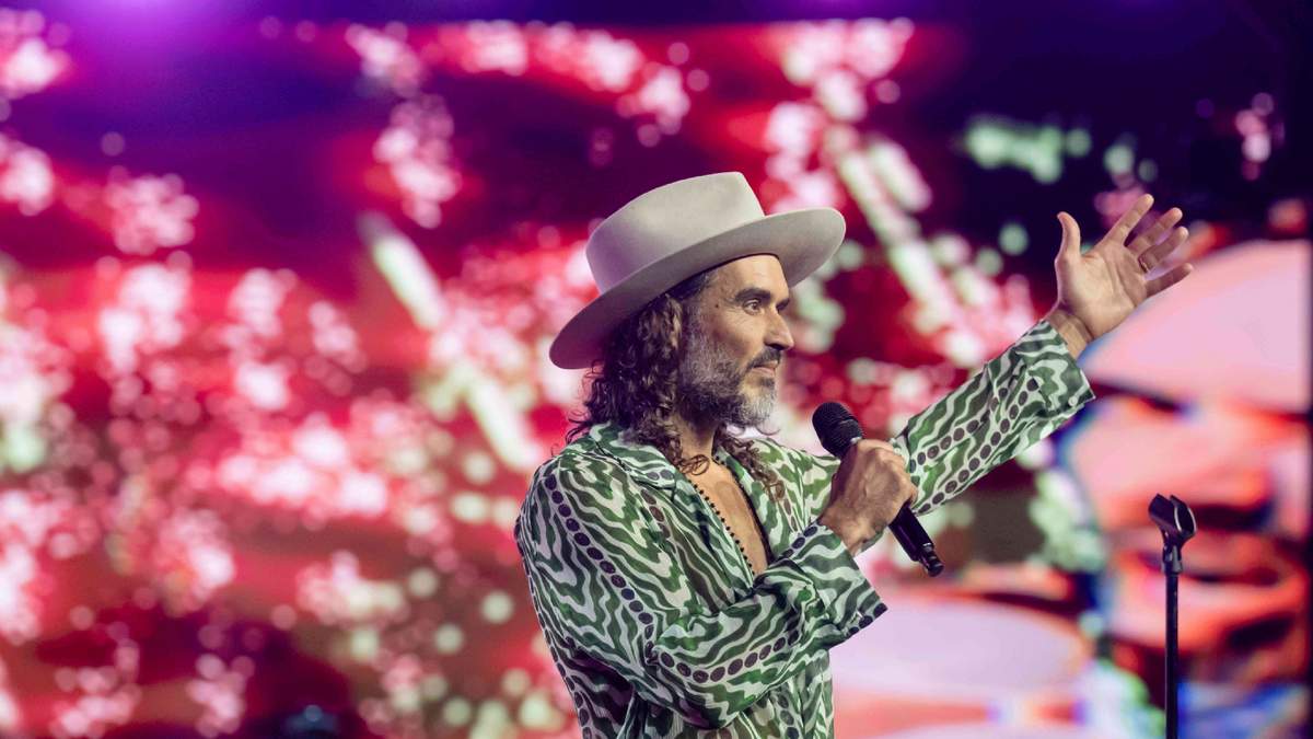 Russell Brand en la conferencia del movimiento derechista Turning Point en Phoenix el 18 de diciembre del 2025
