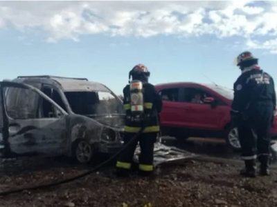 Explotó una camioneta en la Autovía Norte y sus ocupantes salieron ilesos