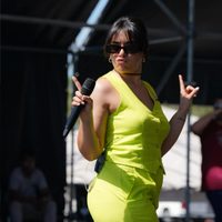 Cómo es el pantalón elegido por Ángela Leiva, que estiliza la figura y hacen que tus piernas se vean más largas