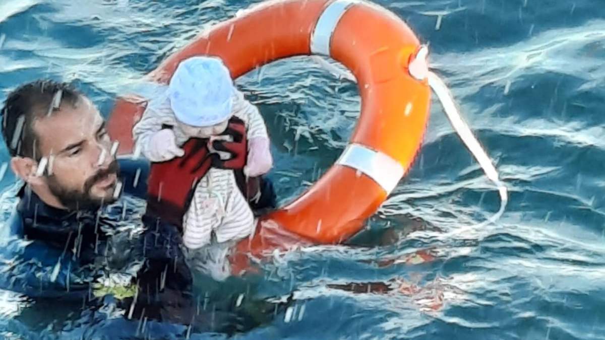 El rescate del bebé en el enclave español de Ceuta