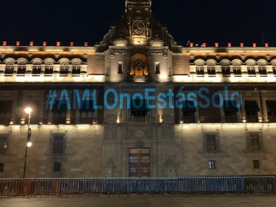 En la fachada del Palacio Nacional proyectan mensaje: "AMLO no estás solo"
