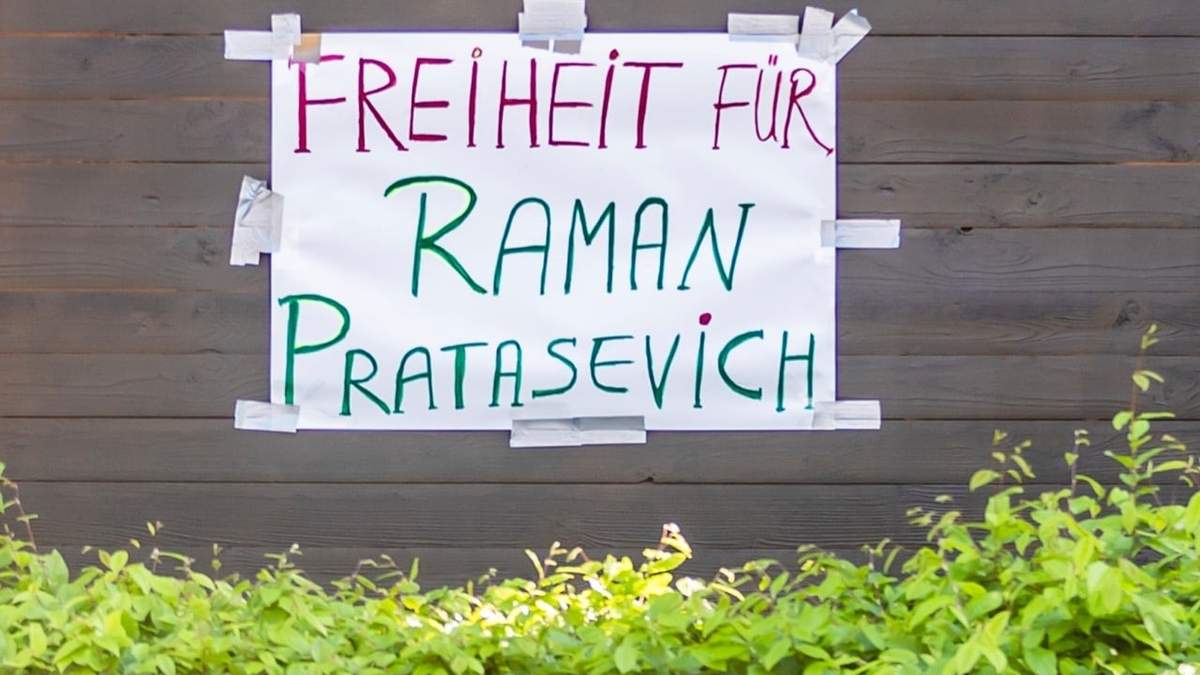 "Libertad para Raman Pratasevich" (Roman Protashevich) dice un mensaje colocado frente a la embajada de Bielorrusia en Berlín, Alemania