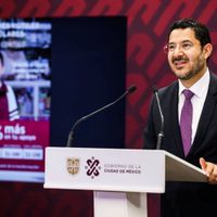 Martí Batres compara a opositores de los libros de texto con el Ku Klux Klan