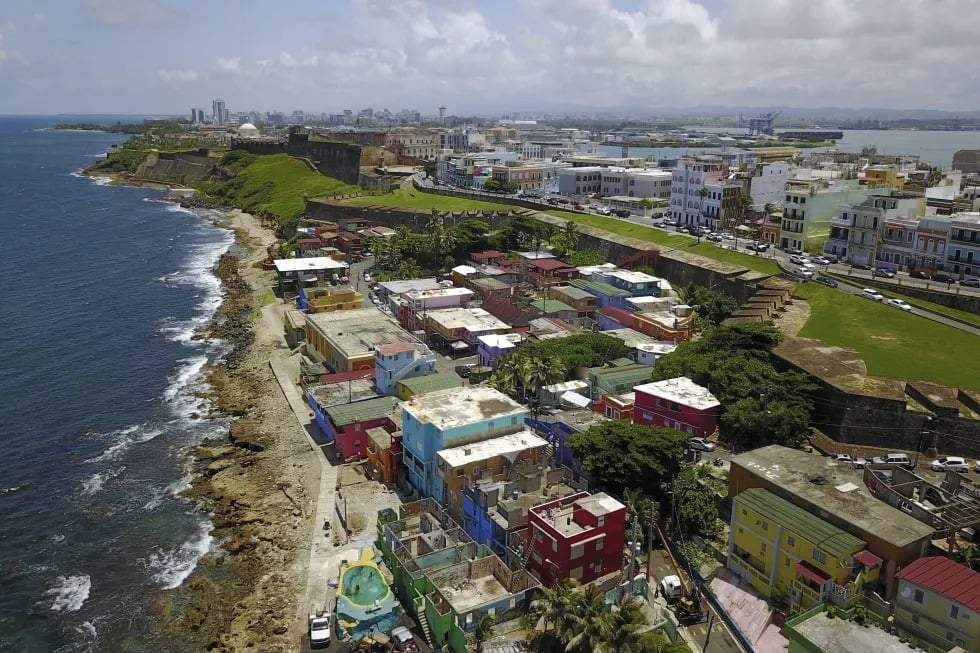 Vista aérea del barrio costero de La Perla, en San Juan, Puerto Rico, el 25 de agosto de 2017