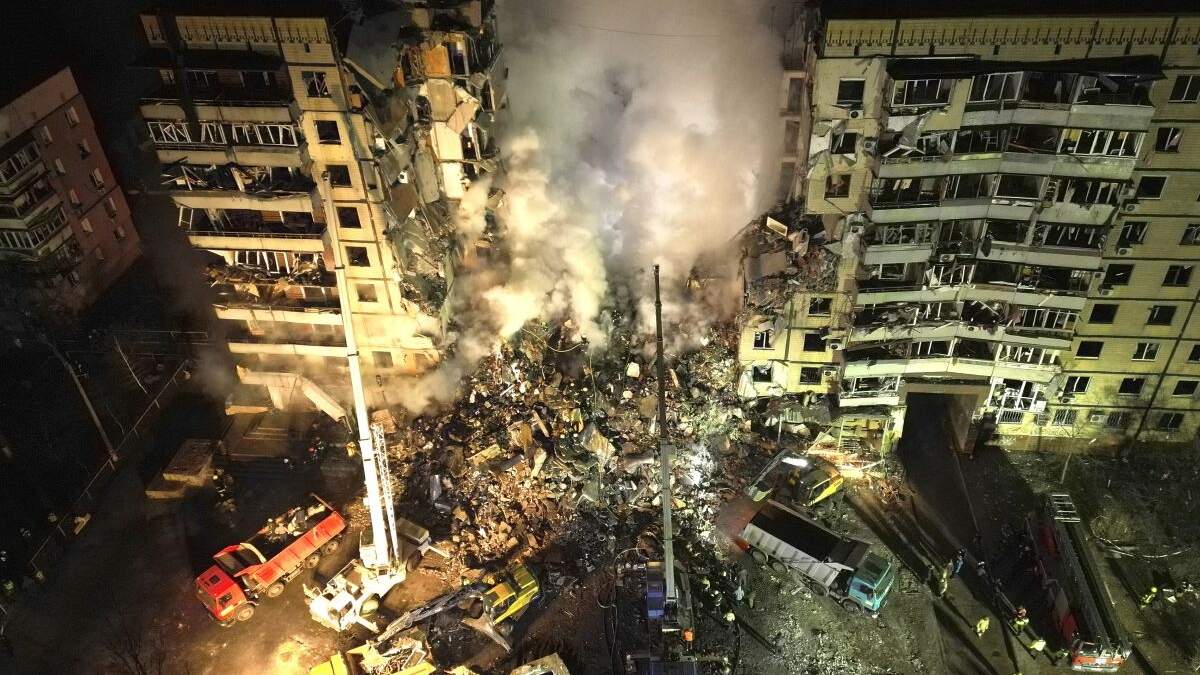 Socorristas buscan a personas atrapadas en los escombros después de que cohete ruso impactó en un edificio de apartamentos en la ciudad de Dnipro, en el sureste de Ucrania