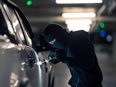 Entró a una concesionaria rompiendo los cristales y se robó una camioneta de exhibición