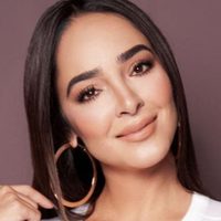 ¡Uff! A Manelyk González le faltó tela para tapar todo eso ¡Rojo y profundo!