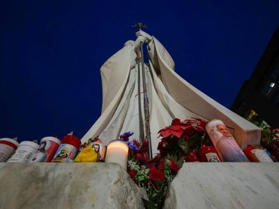 El Vaticano dice que el papa está "mejorando levemente" y trabaja desde el hospital