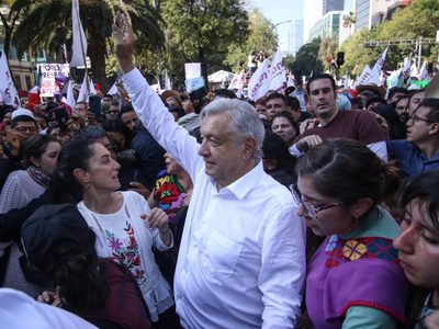 AMLO encabeza "Marcha por la Transformación" entre tumultos de simpatizantes