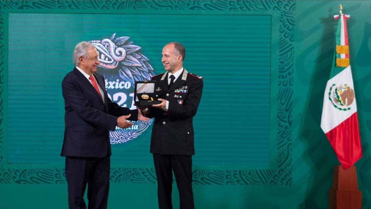 AMLO entregó la Condecoración del Águila Azteca a Roberto Riccardi, de la Unidad de los Carabinieri para la Tutela del Patrimonio