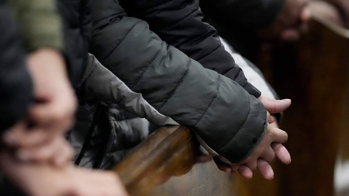 Feligreses se toman de las manos durante una misa en la Parroquia de Santa Rita de Cascia, el domingo 19 de enero de 2025, en Chicago