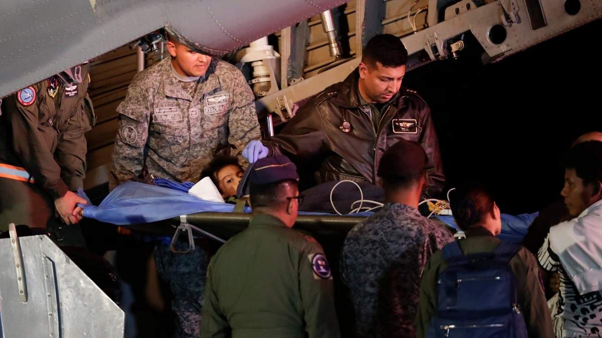 Uno de los menores que estuvieron perdidos en la selva es bajado de un avión militar en Bogotá