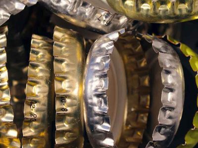 No tires las chapitas de las botellas: creá esto tan fabuloso para decorar cualquier pared