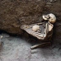 El misterio de los esqueletos abrazados conmueve a la arqueología