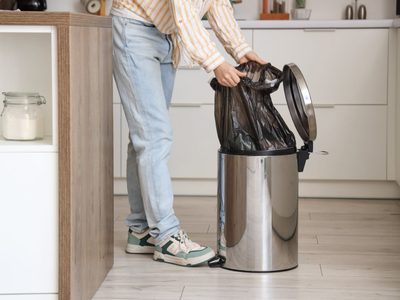 Con 1 ingrediente de la cocina, el truco para mantener el tacho de basura desinfectado y sin mal olor