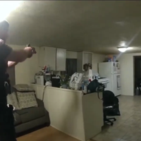 Policía mata a tiros en su casa a una mujer que había llamado a emergencias (Video)