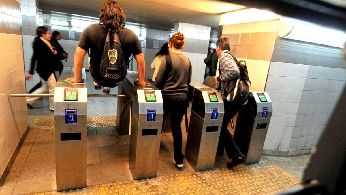 Apertura de molinetes por protesta de metrodelegados. Fuente: (Twitter)