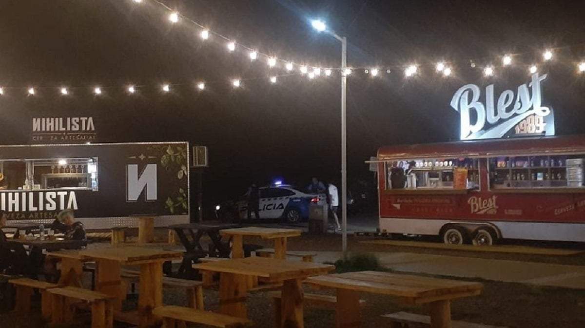 Detrás de los carros, se encuentra el sendero de la Isla 132. Fuente: (Facebook)