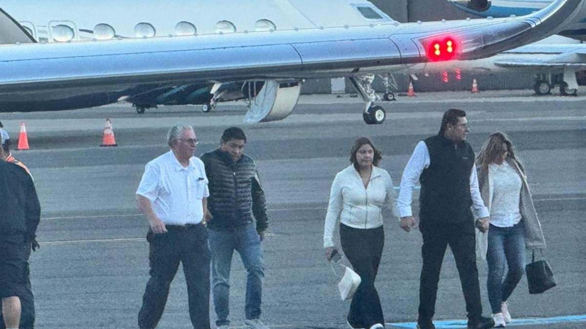 El gobernador de Puebla, Alejandro Armenta, y su familia toman un vuelo privado