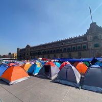 Maestros de Guerrero levantan su campamento del Zócalo capitalino tras 11 días de protesta