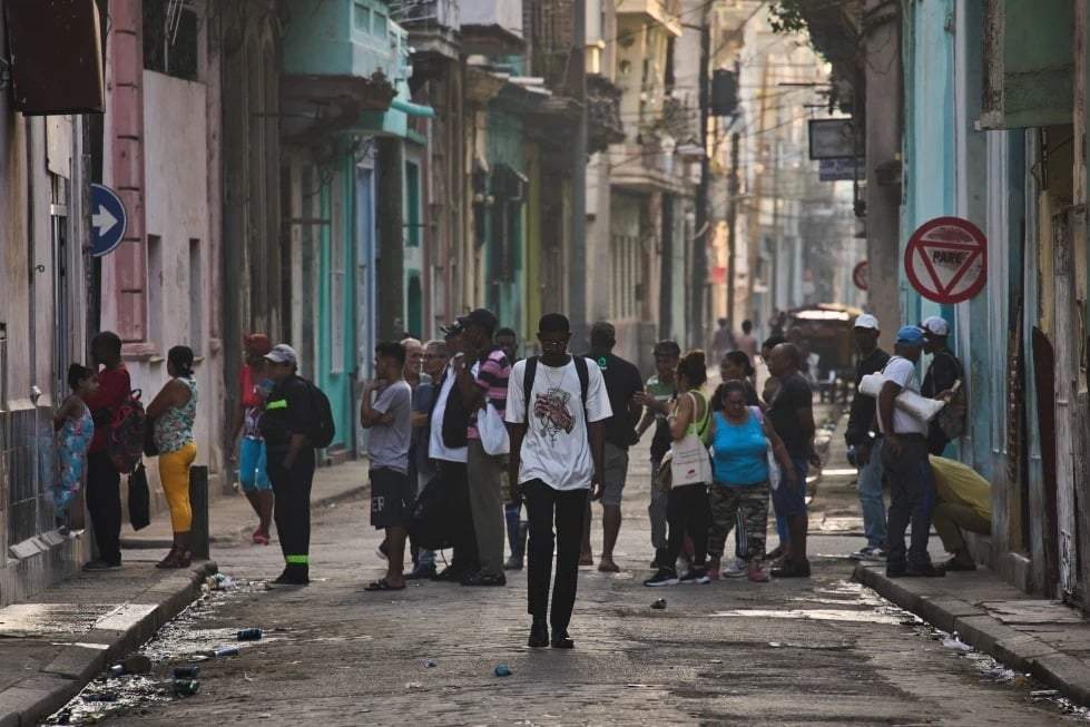La gente hace fila en la calle para comprar pan en La Habana, Cuba, el viernes 13 de marzo de 2026.