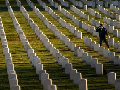 Trump hablará en el Cementerio Nacional de Arlington por el Día de los Caídos