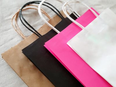 Si compraste algo en una tienda, no tires la bolsa de papel: mirá cómo convertirla en el organizador más útil