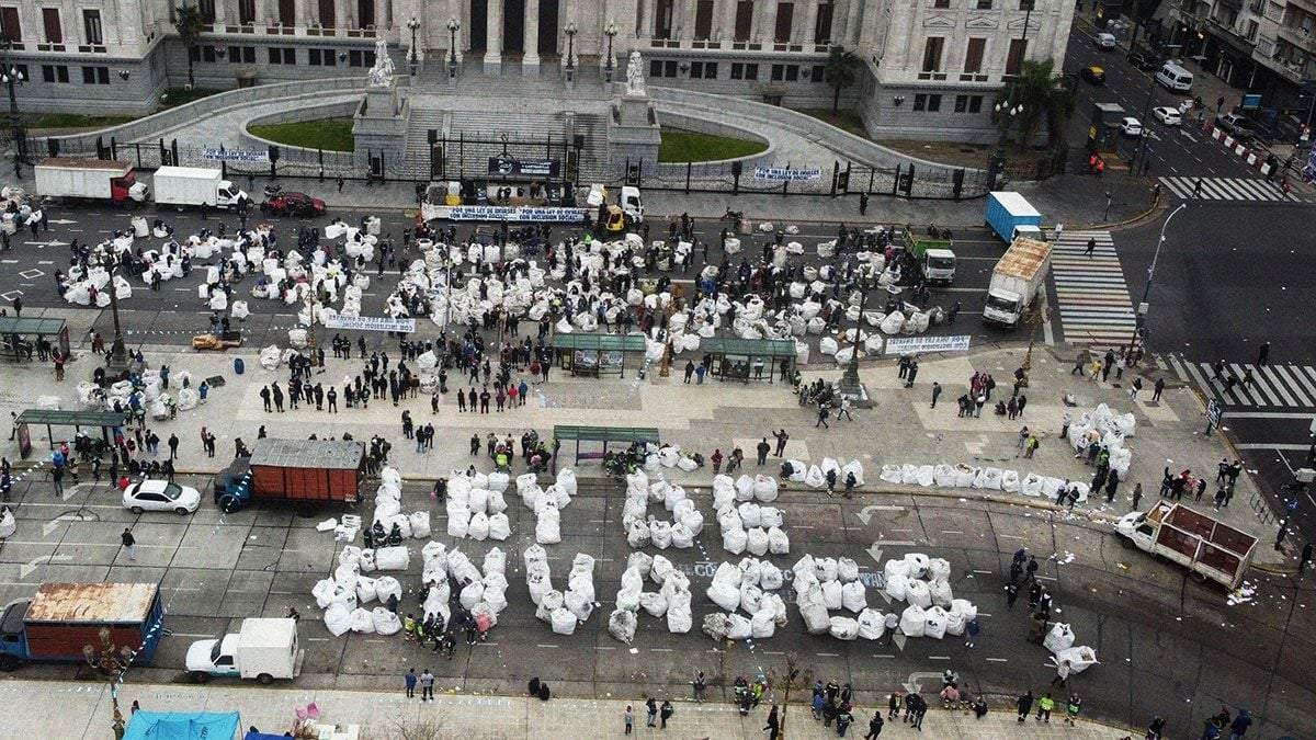 Distintos colectivos se manifestaron frente al Congreso para pedir por la Ley de Envases. Fuente: (Twitter)