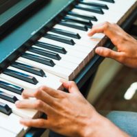 Luciano, el intérprete de canciones de Zapala que armó un dúo con su maestra