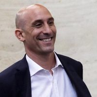 Fiscalía de España investiga beso de Luis Rubiales a Jenni Hermoso como agresión sexual