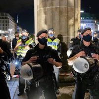 La Policía dispersa una multitudinaria marcha anticuarentena en Berlín
