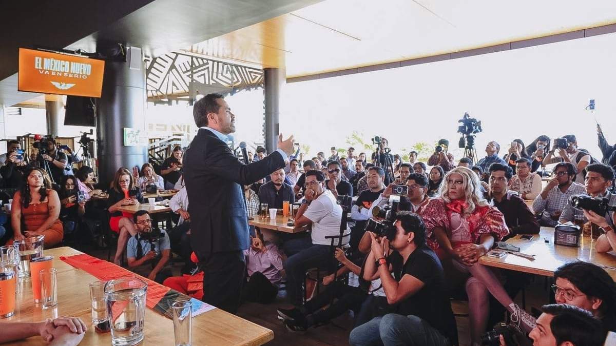 Jorge Álvarez Máynez con integrantes de la comunidad LGBTIQ+.en León