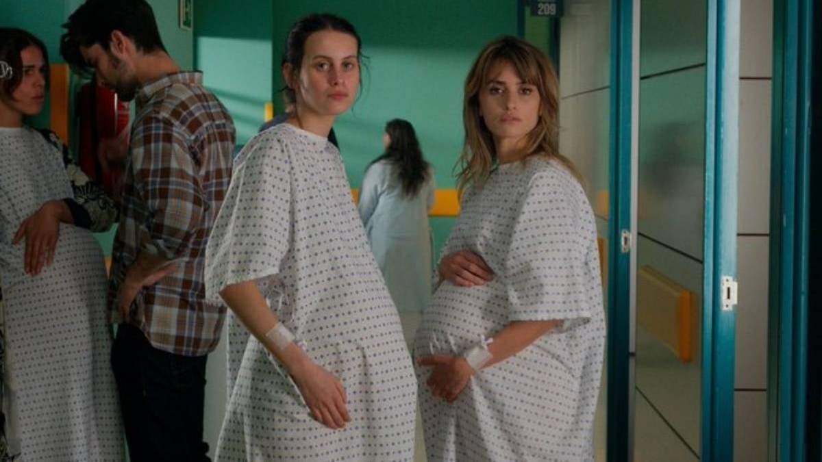 Milena Smit y Penélope Cruz  en "Madres Parelelas"