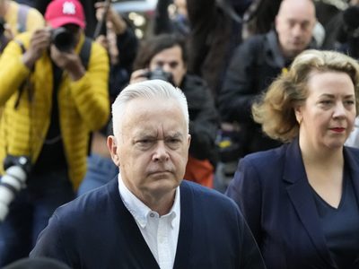 Condenado a seis meses de prisión el expresentador estrella de la BBC por pornografía infantil