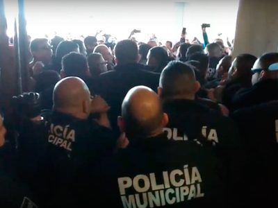 Se enfrentan burócratas y opositores al gasolinazo en Mexicali por liberación de oficinas (Video)