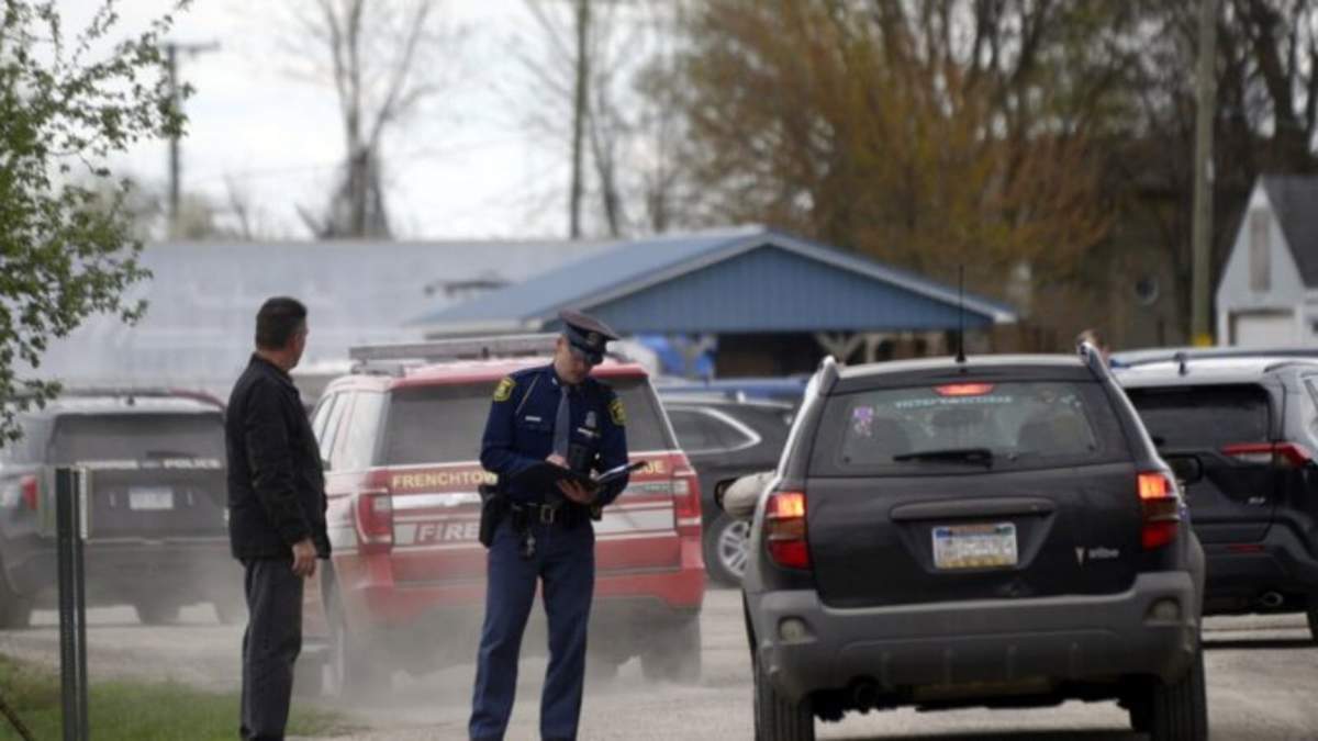 Un policía vigila el perímetro del Swan Creek Boat Club después de que una conductora embistió con su vehículo un edificio donde se realizaba una fiesta infantil, Michigan