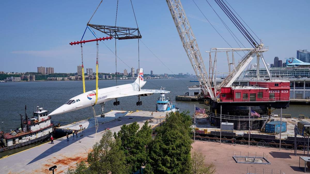 Una grúa retira el avión supersónico Concorde de British Airways del Museo Intrepid Sea, Air & Space
