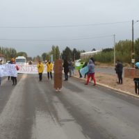 Padres de la Escuela 204 de Centenario se movilizaron a la ruta para reclamar medidas de seguridad vial