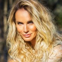 Sabrina Rojas elige una prenda minimalista, pero con gran versatilidad para triunfar esta temporada