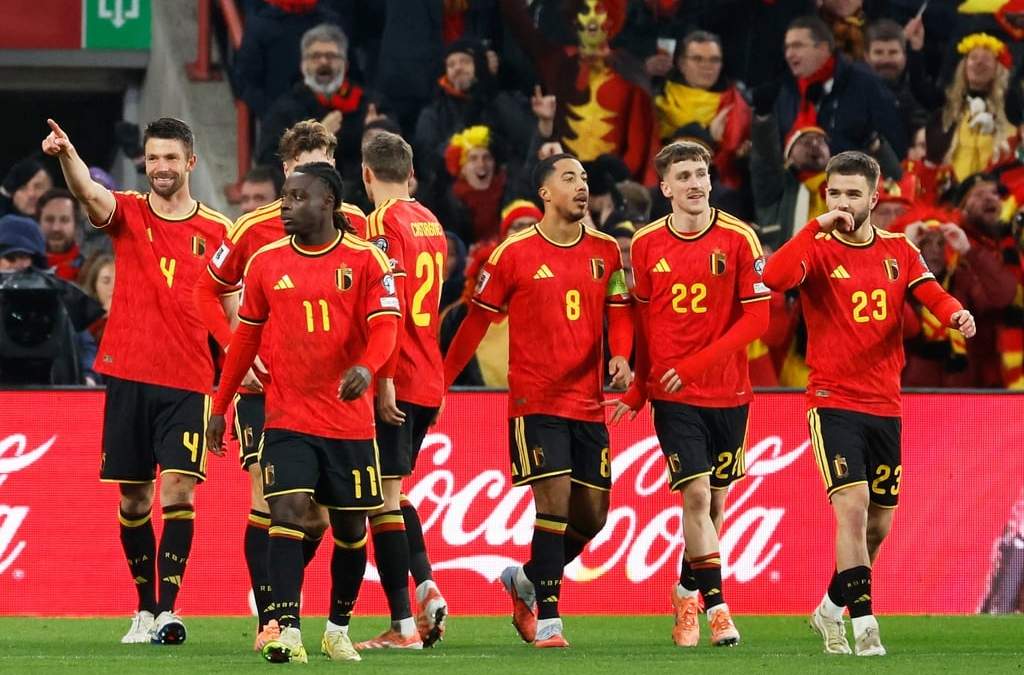 Brandon Mechele de Bélgica celebra con sus compañeros tras anotar el cuarto gol ante Liechtenstein en el Grupo J de la eliminatoria al Mundial, el martes 18 de noviembre del 2025