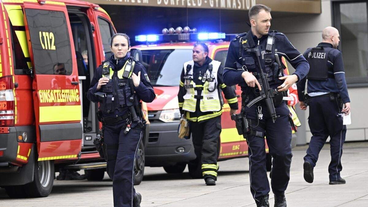 Agentes de policía y paramédicos en el lugar de un ataque en la escuela secundaria Wilhelm Dörpfeld, en Wuppertal, Alemania