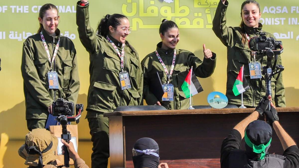 Las rehenes israelíes Naama Levy, Daniella Gilboa, Karina Ariev y Liri Albag saludan a una multitud palestina antes de ser entregadas a la Cruz Roja en la ciudad de Gaza