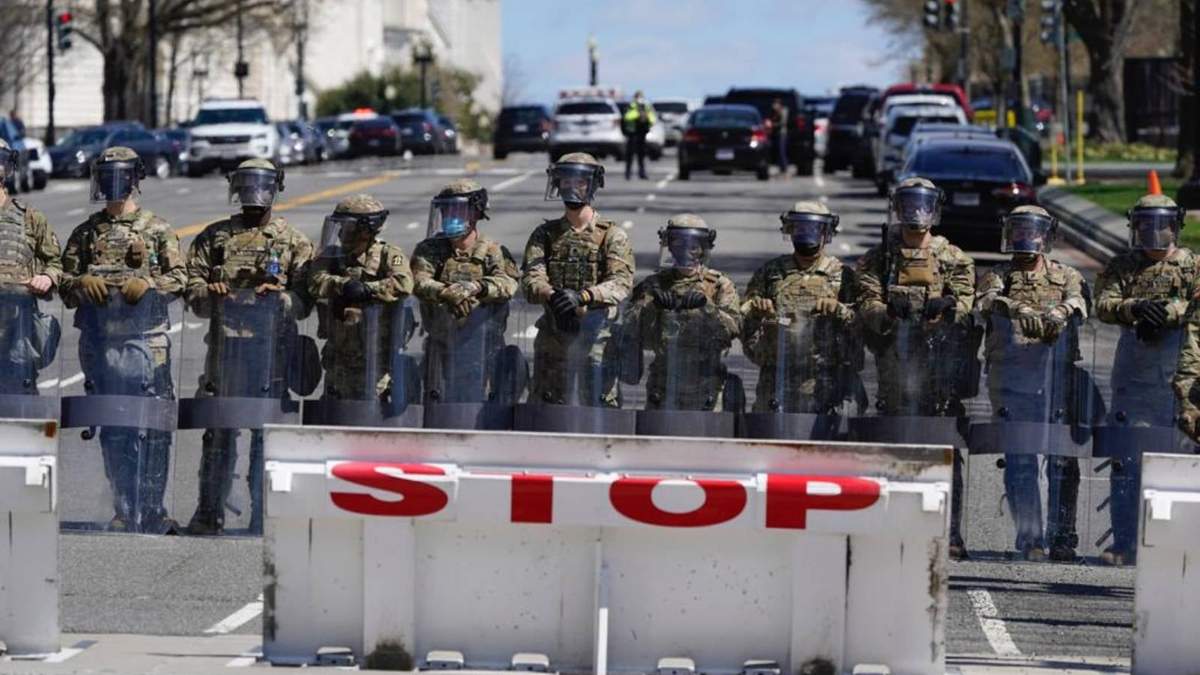 Tropas montan guardia cerca de la escena donde un automóvil se estrelló contra una barrera en el Capitolio