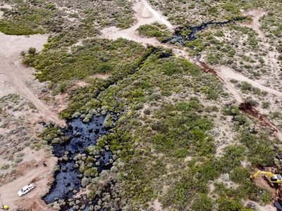 Polémica en Río Negro: contienen el derrame de petróleo con una pileta improvisada