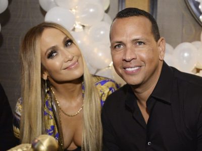¡Ouch! Muestran a Jennifer López las pruebas de infidelidad de Alex Rodríguez. ¡Mirá su reacción!