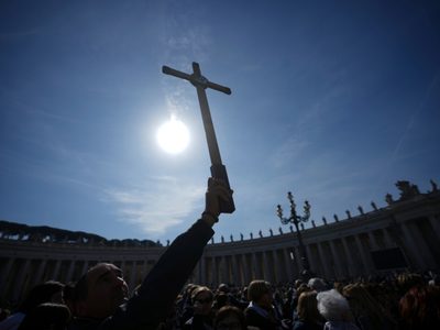 El Papa Francisco experimenta una "ligera mejoría" dentro de las condiciones "críticas"