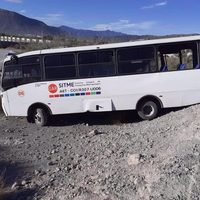 Tren arrolla a camión de pasajeros en García, Nuevo León; hay 2 muertos